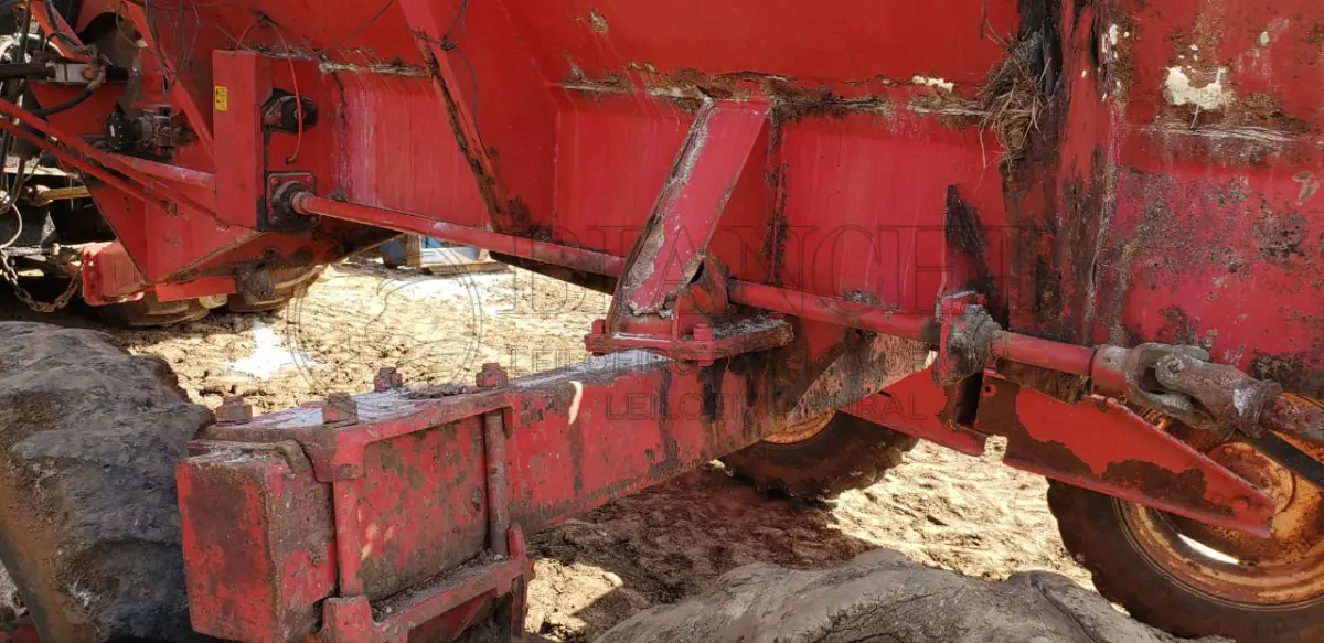 LOTE 005 - Lote 05, Distribuidor de esterco solido e calcário, Marca: Jan, Modelo: 12000,Ano 2012, Rodado tanden, Apresenta amassados e ferrugens, Funcionamento: parado