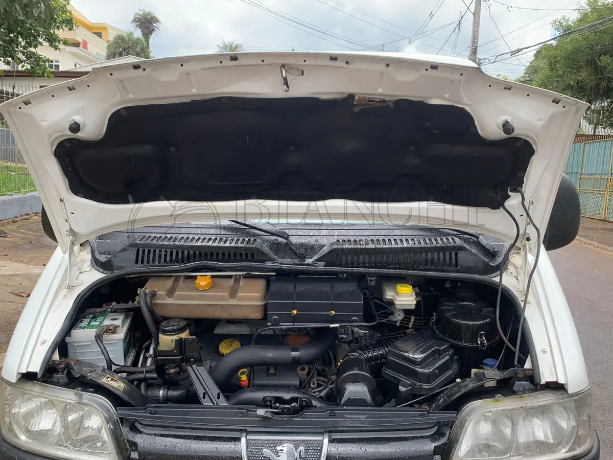 LOTE 004 - Veículo marca/modelo: PEUGEOT/BOXER M33OM HDI, Ano/modelo: 2007/2008, Placa: INX6F73, Chassi: 936ZBPMMB82016079, RENAVAM: 924221356, Registrado em: PORTO ALEGRE, Tipo: Microônibus, Cor: Branca, Espécie: Passageiro, Veículo está: Em circulação, Licenciamento válido até: 30/06/2023
