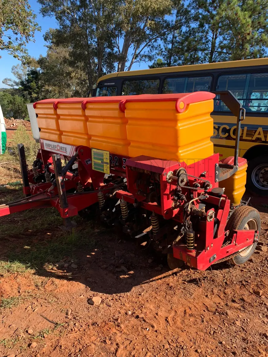 LOTE 010 - Uma plantadeira 7 linhas, SEEDMAX PR 2137, ano 2020, vermelha, numero de serie 0011.