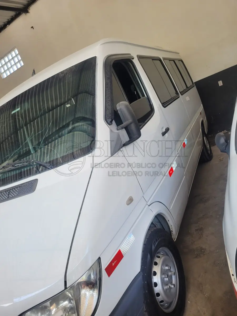 LOTE 008 - Veículo marca/modelo: I/M.BENZ313CDI SPRINTERM, Ano/modelo: 2011/2012, Placa: ISX0F28, Chassi: 8AC903672CE059293, RENAVAM: 457035110, Registrado em: PORTO ALEGRE, Tipo: Microônibus, Cor: Branca, Espécie: Passageiro, Veículo está: Em circulação, Licenciamento válido até: 31/07/2023