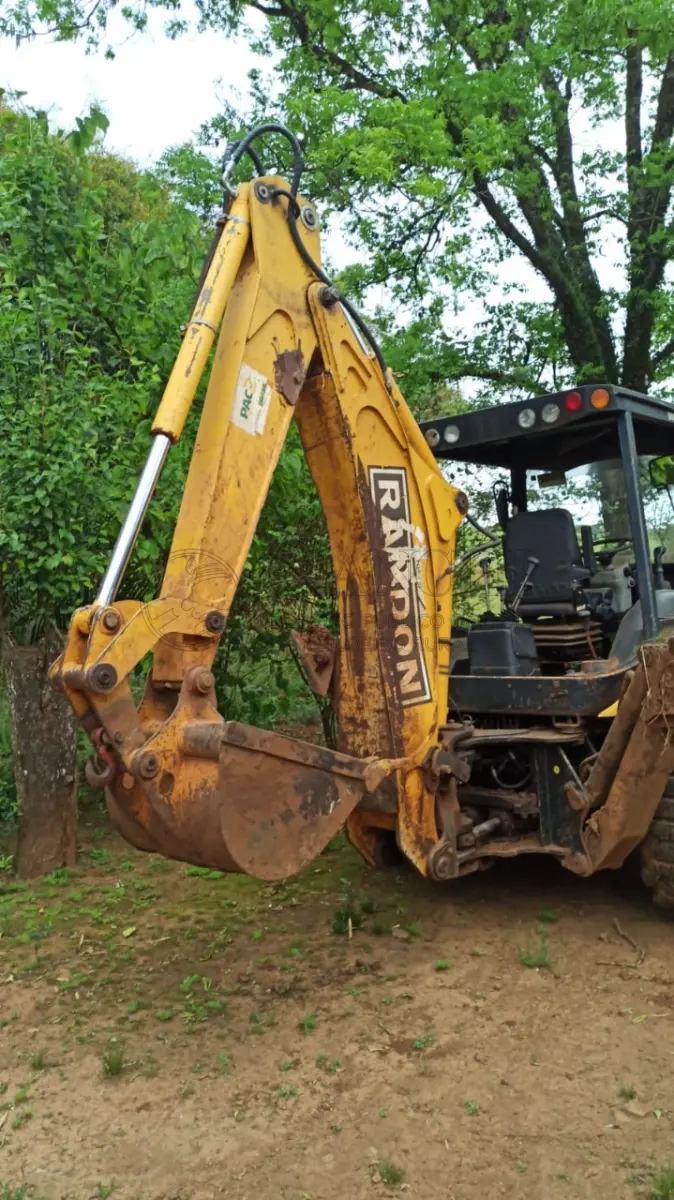 LOTE 001 - RETROESCAVADEIRA RANDON 4X4 MODELO RK 406 2013 Chassi: 94D406AKJD0004814 FUNCIONANDO