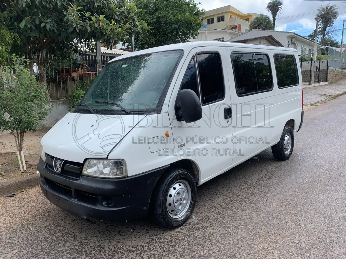 LOTE 004 - Veículo marca/modelo: PEUGEOT/BOXER M33OM HDI, Ano/modelo: 2007/2008, Placa: INX6F73, Chassi: 936ZBPMMB82016079, RENAVAM: 924221356, Registrado em: PORTO ALEGRE, Tipo: Microônibus, Cor: Branca, Espécie: Passageiro, Veículo está: Em circulação, Licenciamento válido até: 30/06/2023