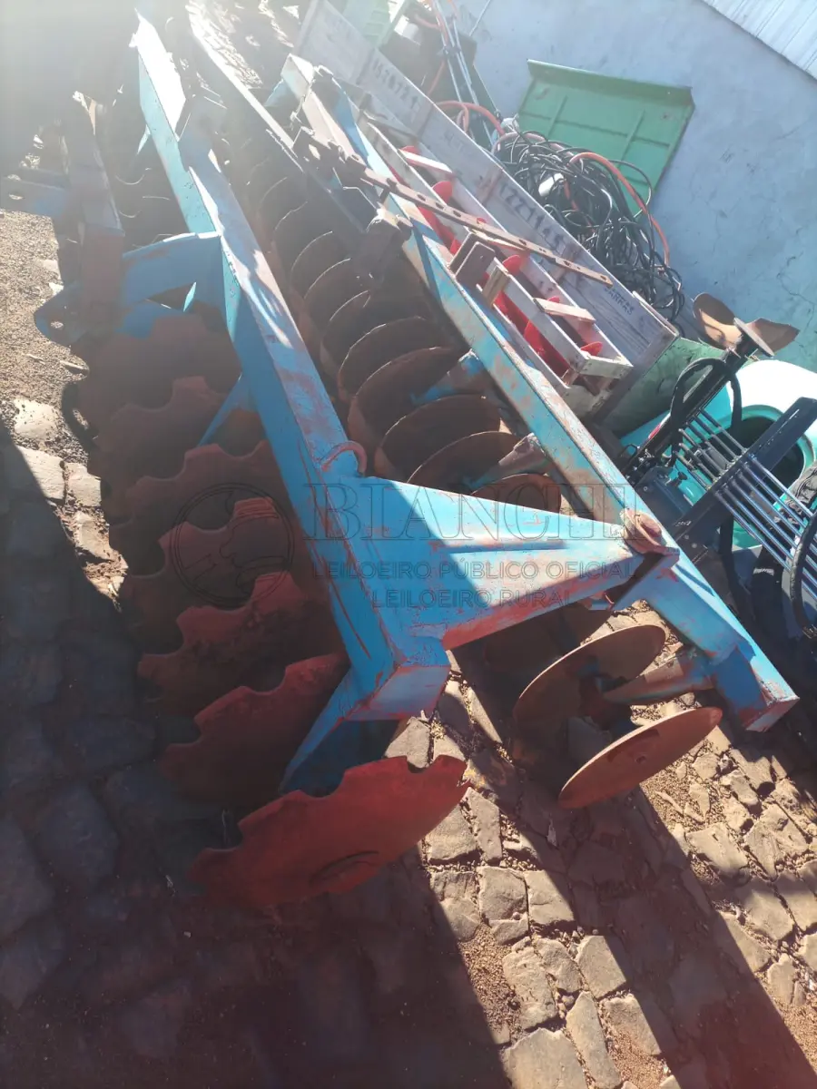 LOTE 002 - Lote 02, ,Grade Niveladora, Marca Tatu, Capacidade 32 Discos, Discos Bons