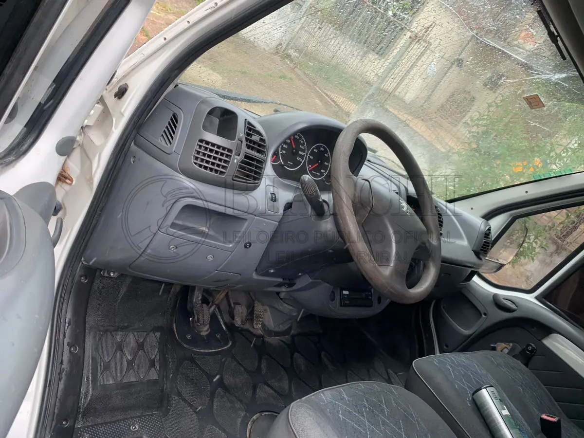 LOTE 004 - Veículo marca/modelo: PEUGEOT/BOXER M33OM HDI, Ano/modelo: 2007/2008, Placa: INX6F73, Chassi: 936ZBPMMB82016079, RENAVAM: 924221356, Registrado em: PORTO ALEGRE, Tipo: Microônibus, Cor: Branca, Espécie: Passageiro, Veículo está: Em circulação, Licenciamento válido até: 30/06/2023