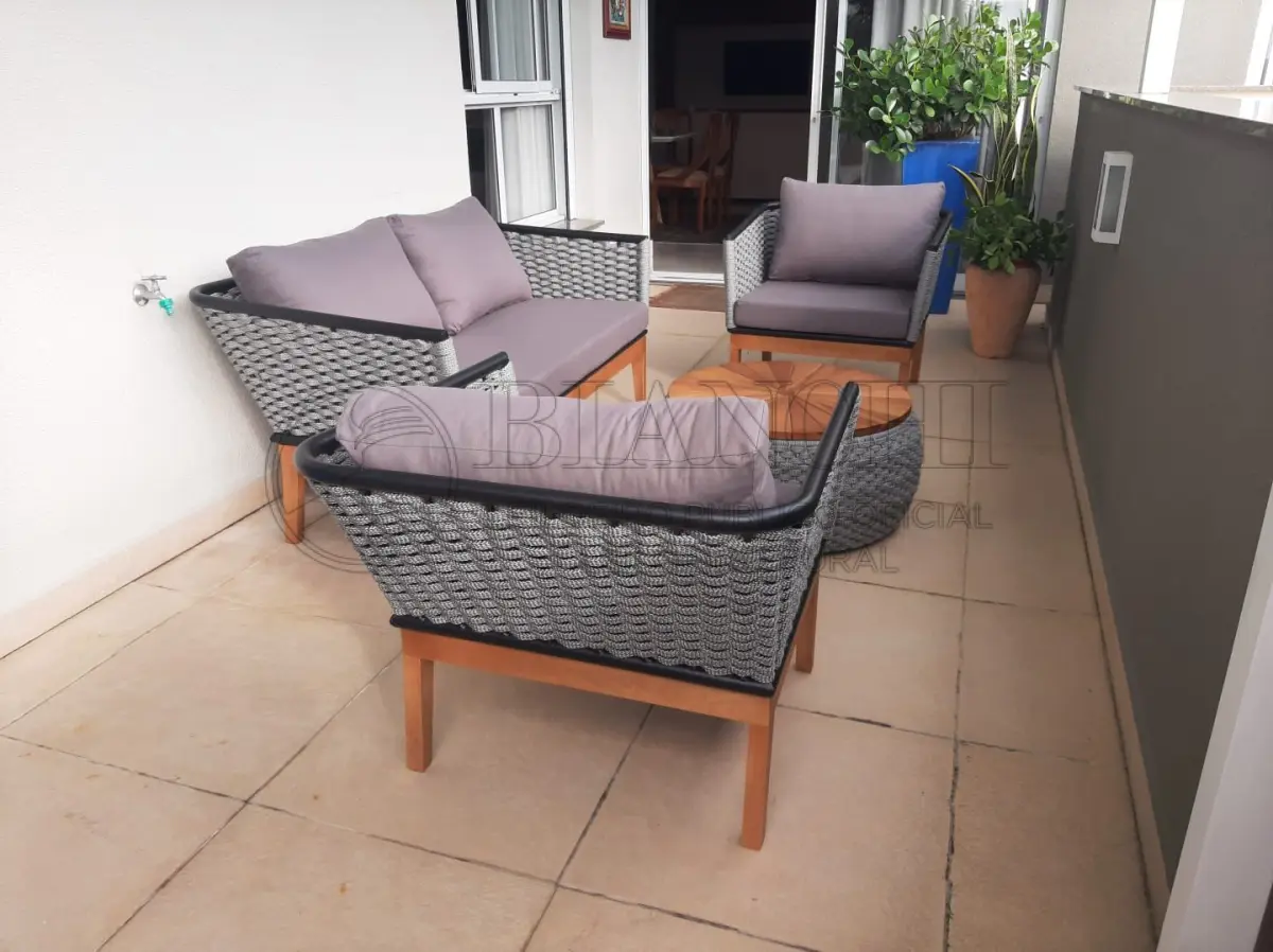 LOTE 010 - CONJUNTO DE POLTRONA