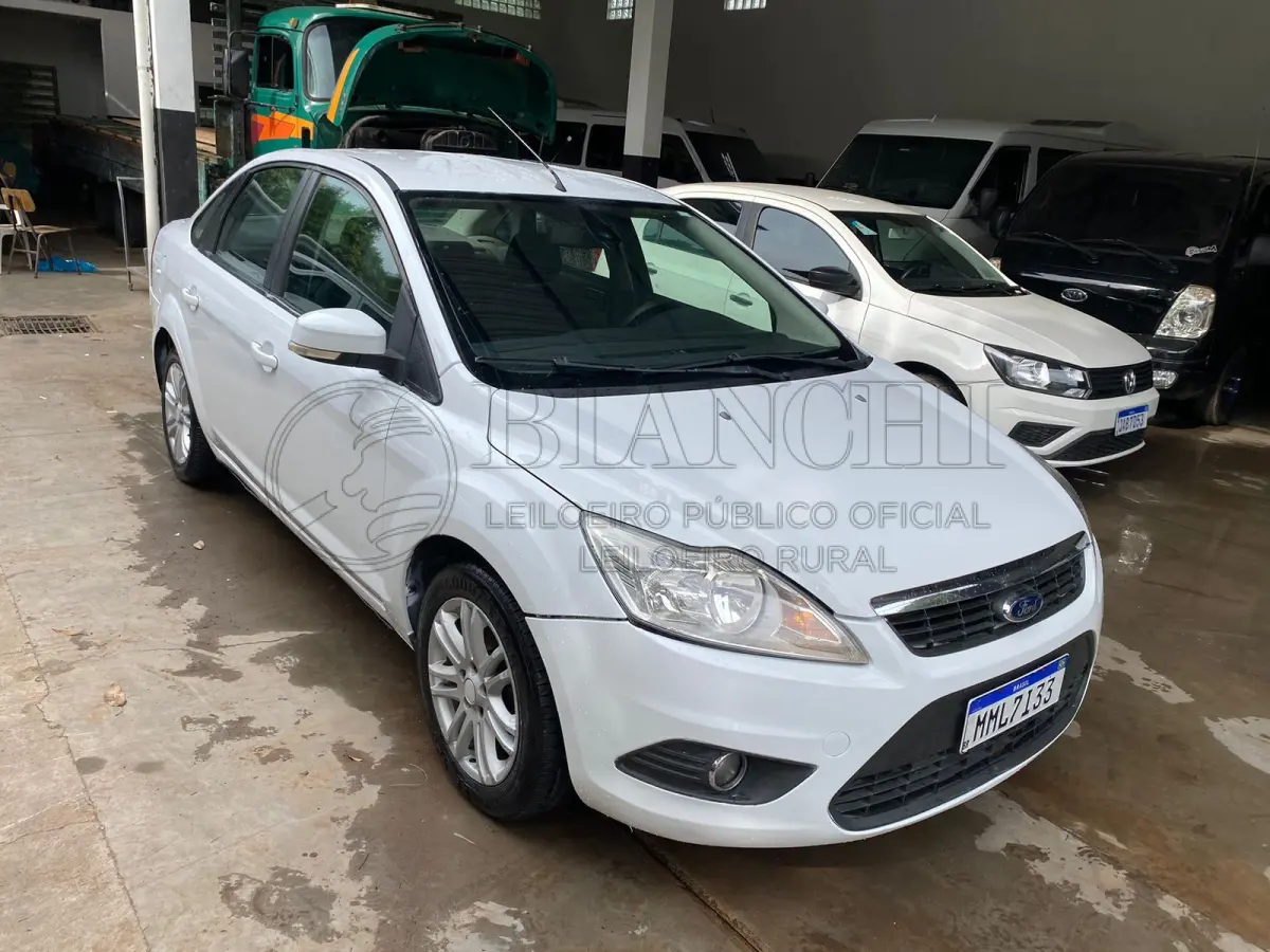 LOTE 007 - Veículo marca/modelo: I/FORD FOCUS 2L FC FLEX, Ano/modelo: 2013/2013, Placa: MML7I33, Chassi: 8AFTZZFFCDJ107972, RENAVAM: 540817414,  Tipo: Automóvel, Cor: Branca, Espécie: Passageiro, Veículo está: Em circulação, Licenciamento válido até: 30/06/2023