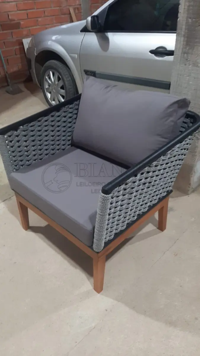LOTE 010 - CONJUNTO DE POLTRONA