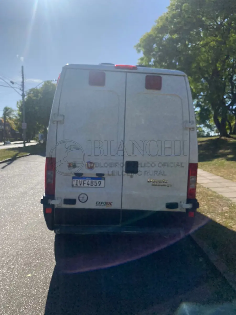 LOTE 005 - Veículo marca/modelo: FIAT/DUCATO MC TCA AMB, Ano/modelo: 2013/2014, Placa: IVF4B59, Chassi: 93W245G34E2128085, RENAVAM: 707179270, Registrado em: PORTO ALEGRE, Tipo: Caminhonete, Cor: Branca, Espécie: Especial, Veículo está: Em circulação, Licenciamento válido até: 31/07/2023