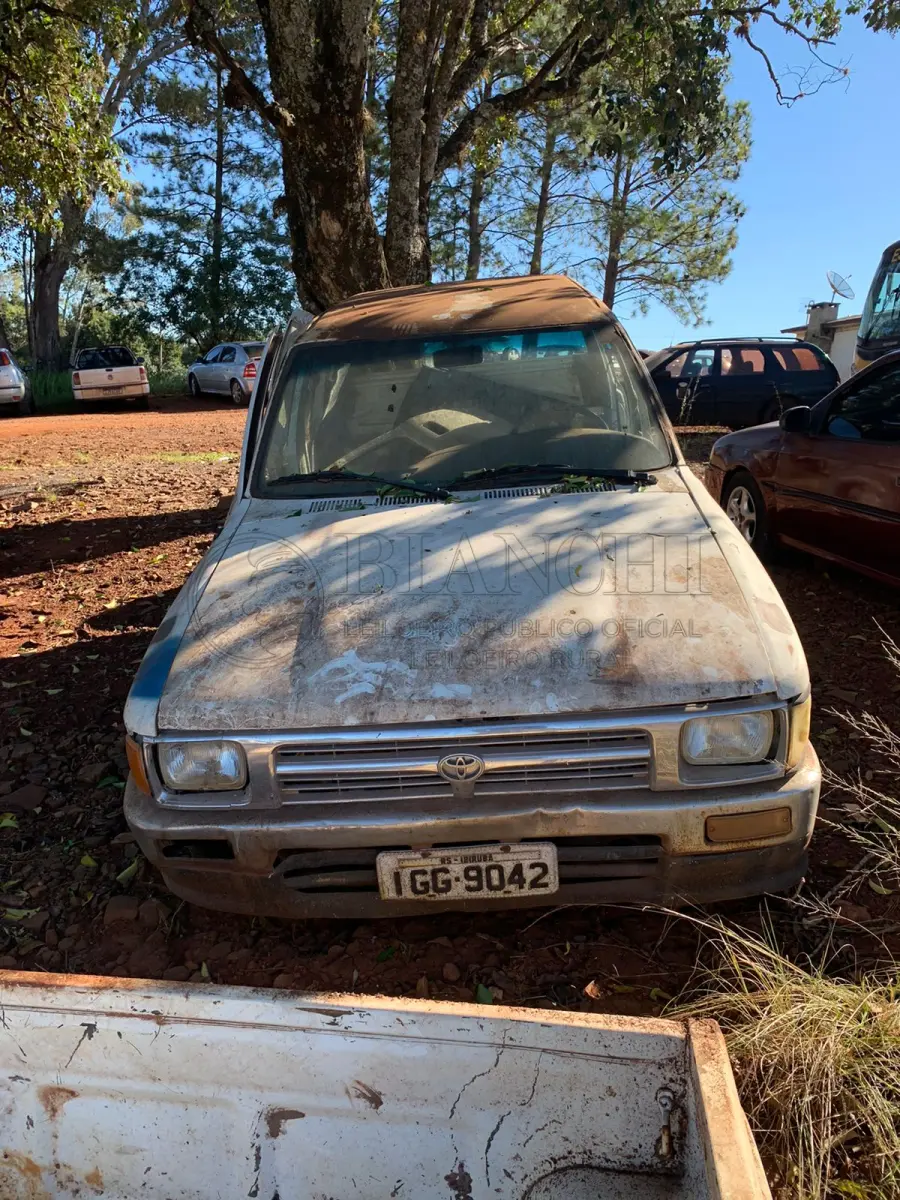 LOTE 009 - IMP/TOYOTA HILUX 4X2 CD  Ano/modelo: 1996/1997  Placa: IGG9042  Chassi: JTA33LN85T6002027  RENAVAM: 674898567  Registrado em: IBIRUBA  Tipo: Caminhonete  Cor: Branca  Espécie: Especial  Veículo está: Em circulação  Licenciamento válido até: 30/06/2024
