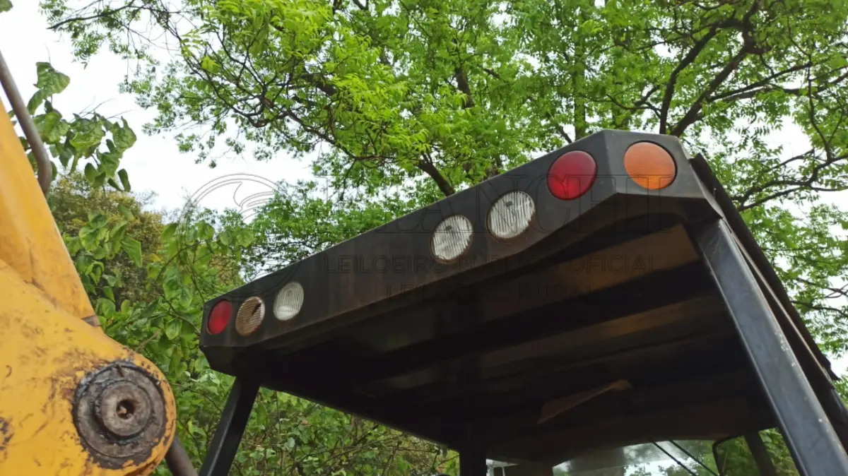 LOTE 001 - RETROESCAVADEIRA RANDON 4X4 MODELO RK 406 2013 Chassi: 94D406AKJD0004814 FUNCIONANDO