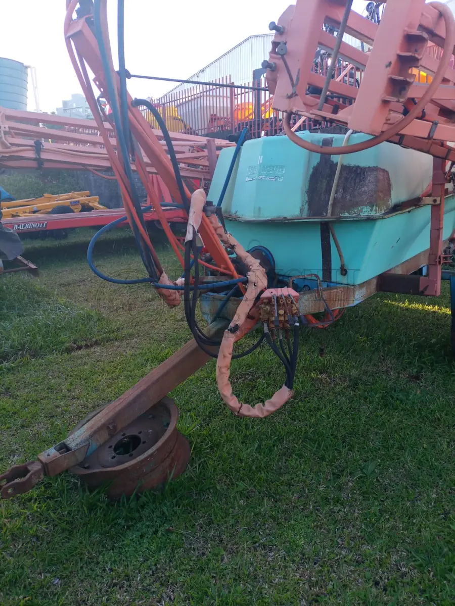 LOTE 008 - Lote 08, Pulverizador, Marca Bertoud, Ano: 1996, Capacidade 2000 lts, Barras 14 metros.