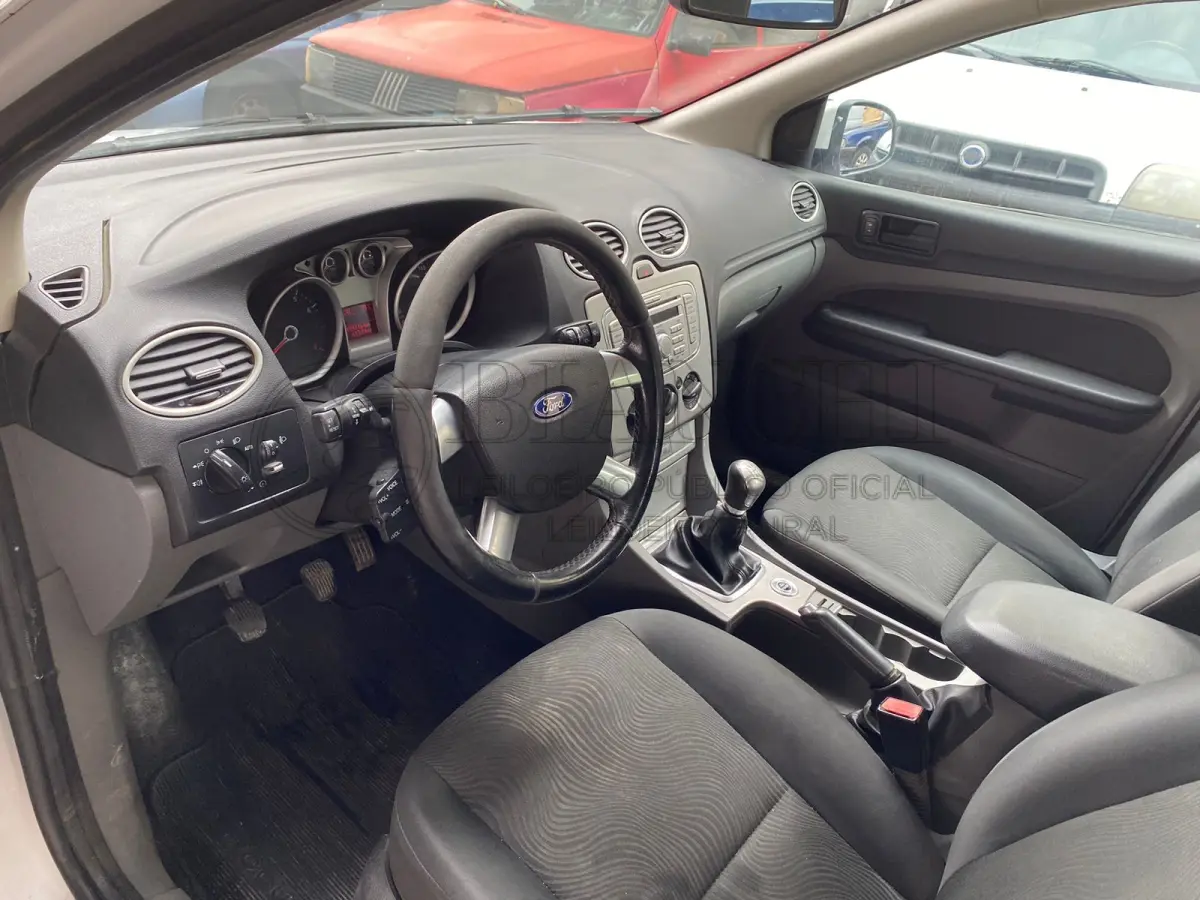 LOTE 007 - Veículo marca/modelo: I/FORD FOCUS 2L FC FLEX, Ano/modelo: 2013/2013, Placa: MML7I33, Chassi: 8AFTZZFFCDJ107972, RENAVAM: 540817414,  Tipo: Automóvel, Cor: Branca, Espécie: Passageiro, Veículo está: Em circulação, Licenciamento válido até: 30/06/2023