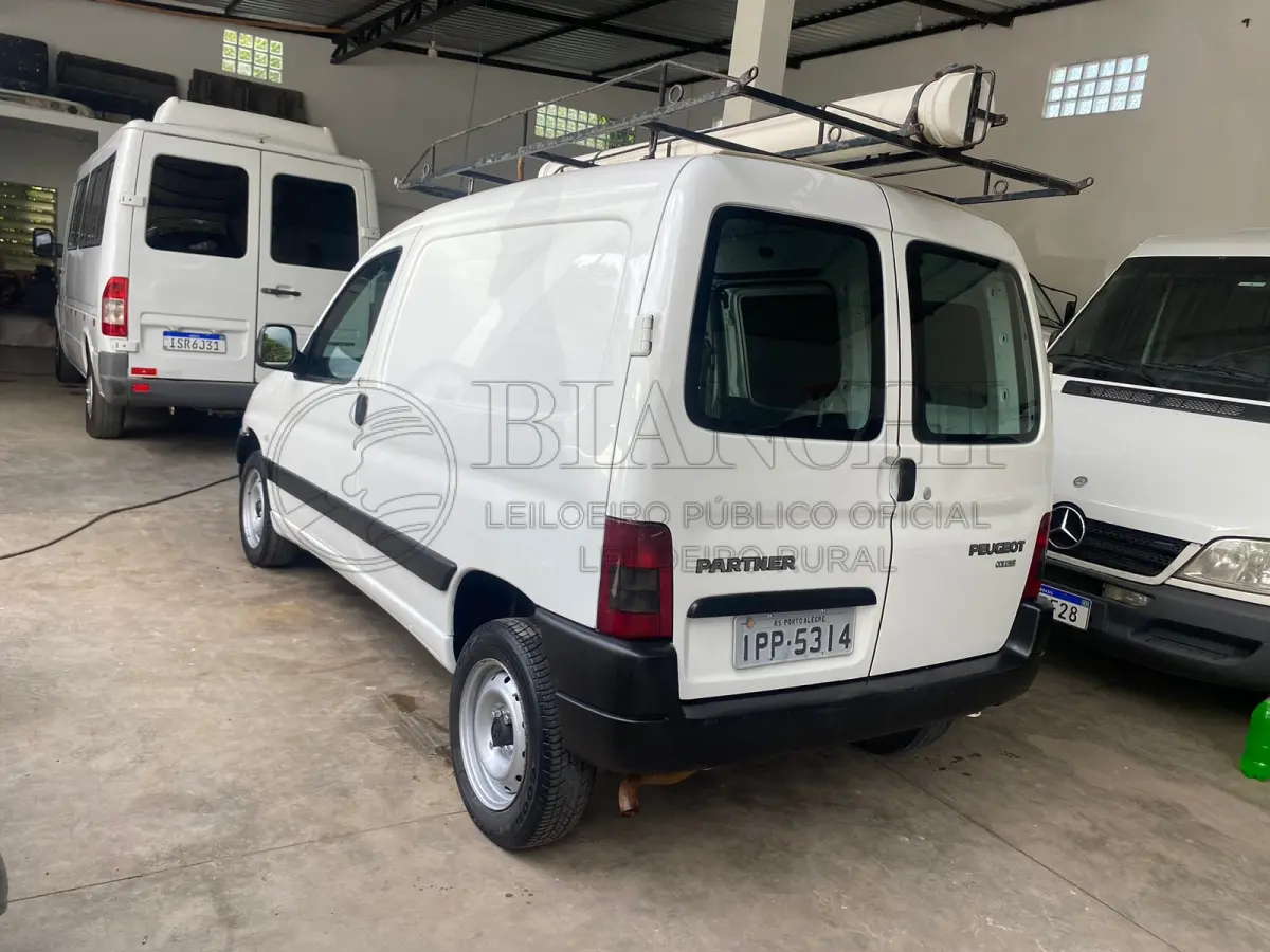 LOTE 015 - Veículo marca/modelo: I/PEUGEOT PART F 800K 16  Ano/modelo: 2008/2009