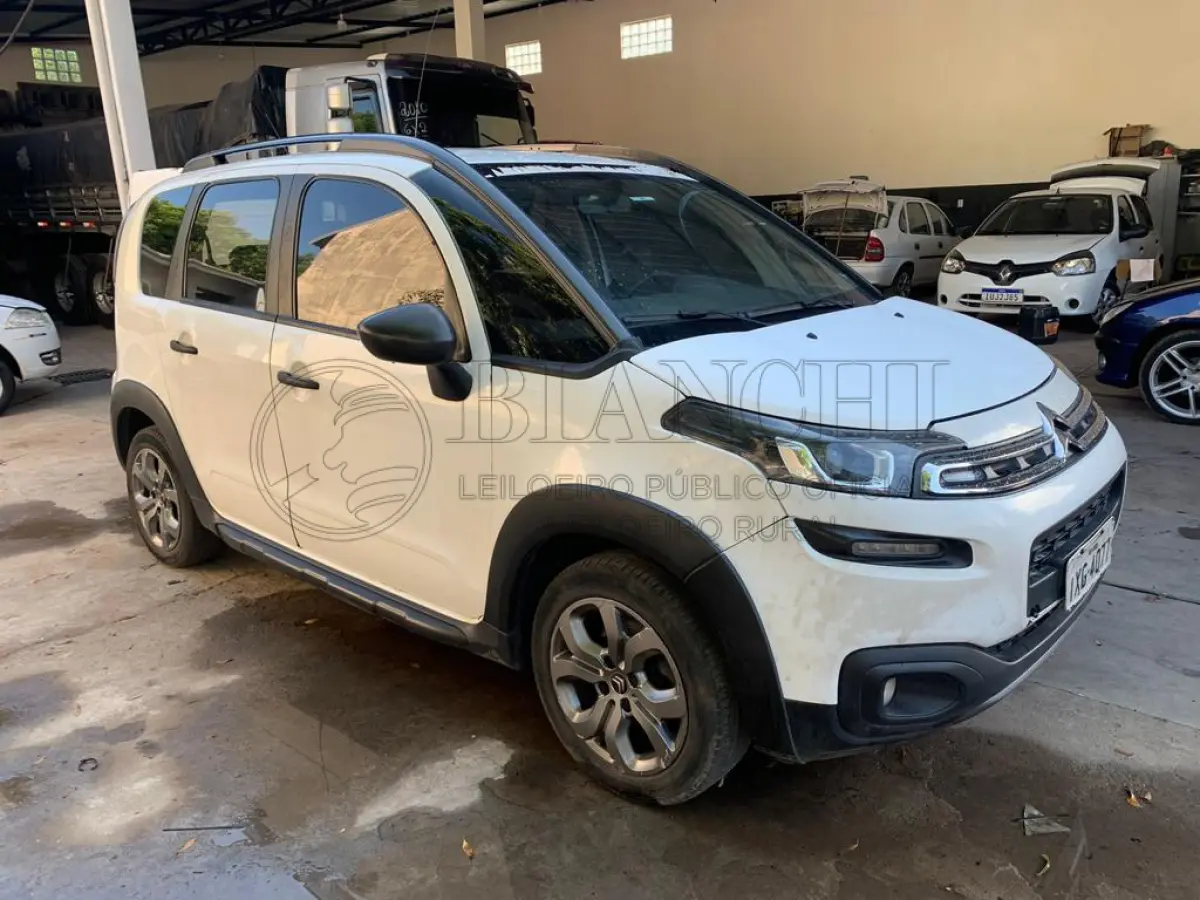 LOTE 002 - Veículo marca/modelo: CITROEN/AIRCROSS M FEEL, Ano/modelo: 2016/2017, Placa: IXG4A77, Chassi: 935SUNFN1HB506493, RENAVAM: 1087347413,  Tipo: Automóvel, Cor: Branca, Espécie: Passageiro, Veículo está: Em circulação, Licenciamento válido até: 31/07/2023