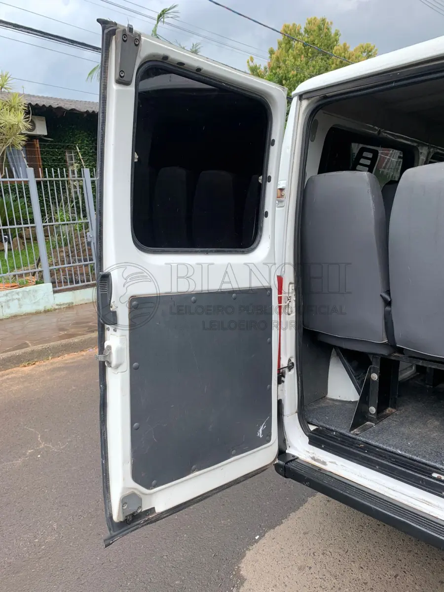 LOTE 004 - Veículo marca/modelo: PEUGEOT/BOXER M33OM HDI, Ano/modelo: 2007/2008, Placa: INX6F73, Chassi: 936ZBPMMB82016079, RENAVAM: 924221356, Registrado em: PORTO ALEGRE, Tipo: Microônibus, Cor: Branca, Espécie: Passageiro, Veículo está: Em circulação, Licenciamento válido até: 30/06/2023