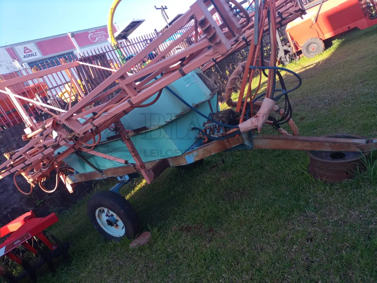 LOTE 008 - Lote 08, Pulverizador, Marca Bertoud, Ano: 1996, Capacidade 2000 lts, Barras 14 metros.