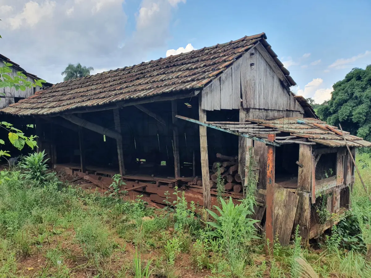 LOTE 009 - GALPÃO DE MADEIRA COM 100M² 