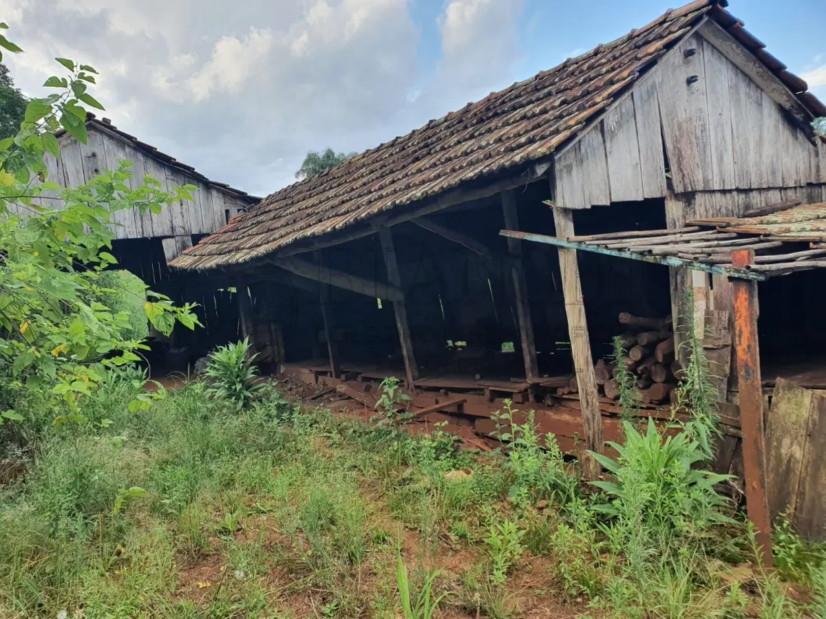 LOTE 009 - GALPÃO DE MADEIRA COM 100M² 