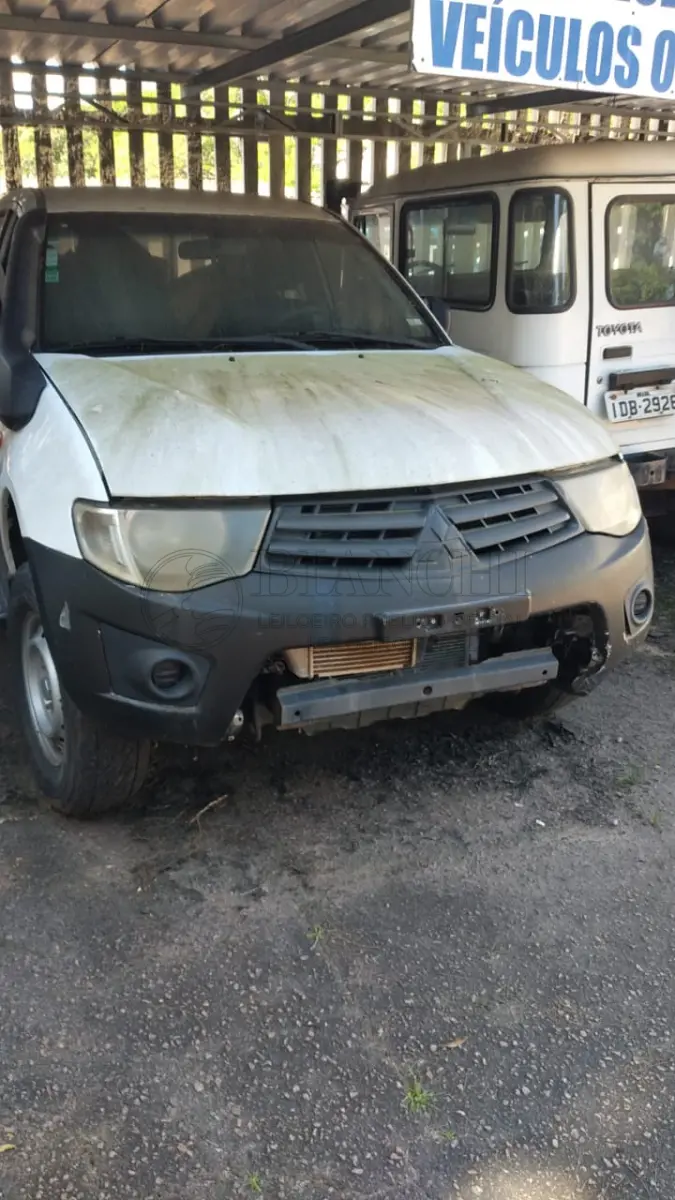 LOTE 013 - CAMINHONETE CABINE DUPLA L200 TRITON 2015/2015