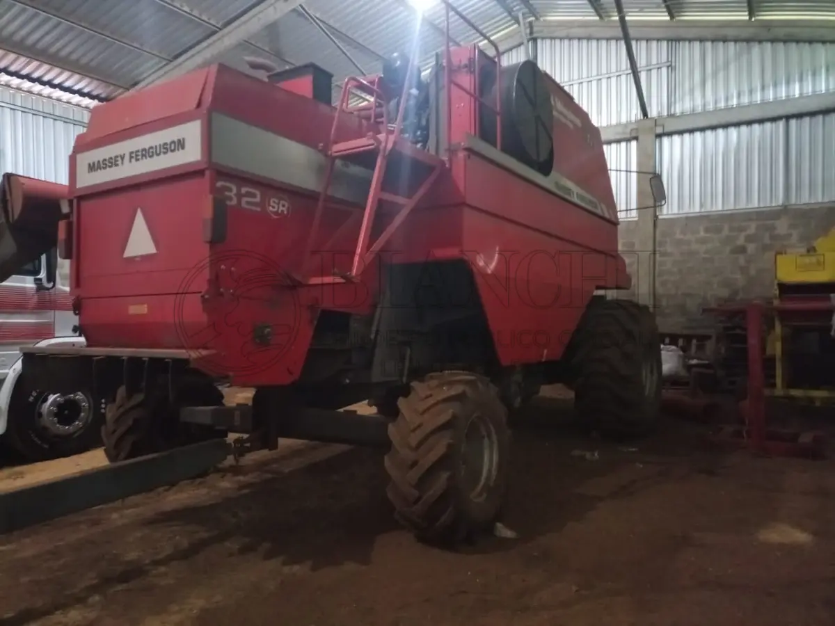 LOTE 012 - COLHEITADEIRA MASSEY FERGUSON, MODELO 32 SR, 5000 HS, PLATAFORMA 23 PÉS COM CARRINHO TRANSPORTE