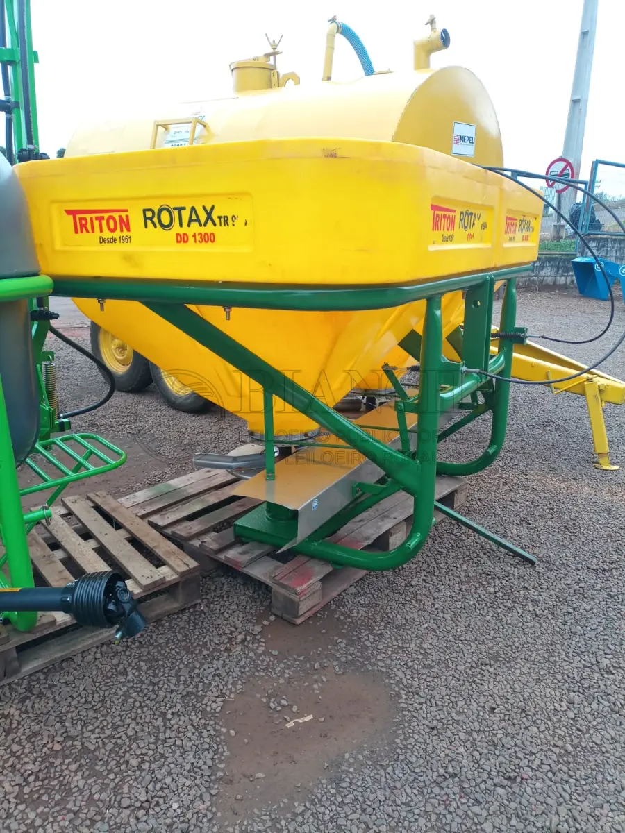 LOTE 002 - DISTRIBUIDOR UREIA, MARCA TRITON, ANO 2016, REFORMADO, 1300KG