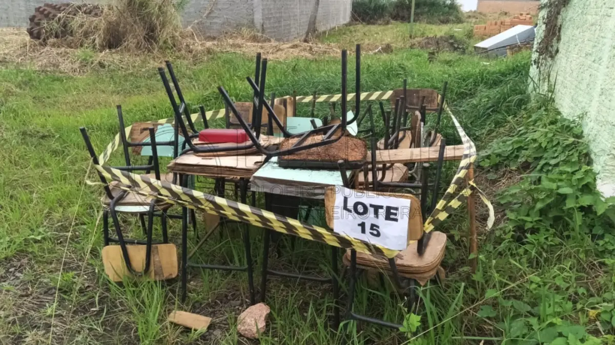 LOTE 015 - Sucata de cadeiras, mesas e arquivos de aço 