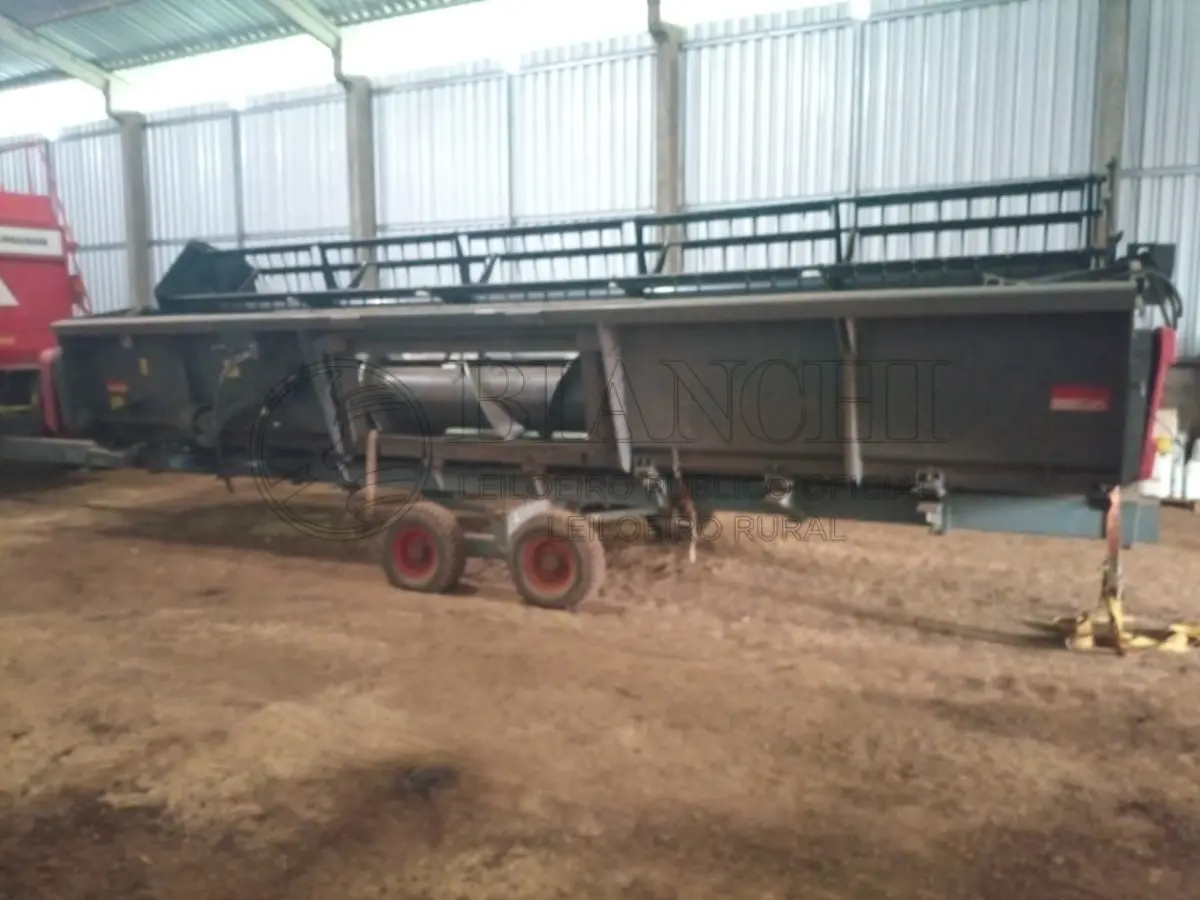LOTE 012 - COLHEITADEIRA MASSEY FERGUSON, MODELO 32 SR, 5000 HS, PLATAFORMA 23 PÉS COM CARRINHO TRANSPORTE
