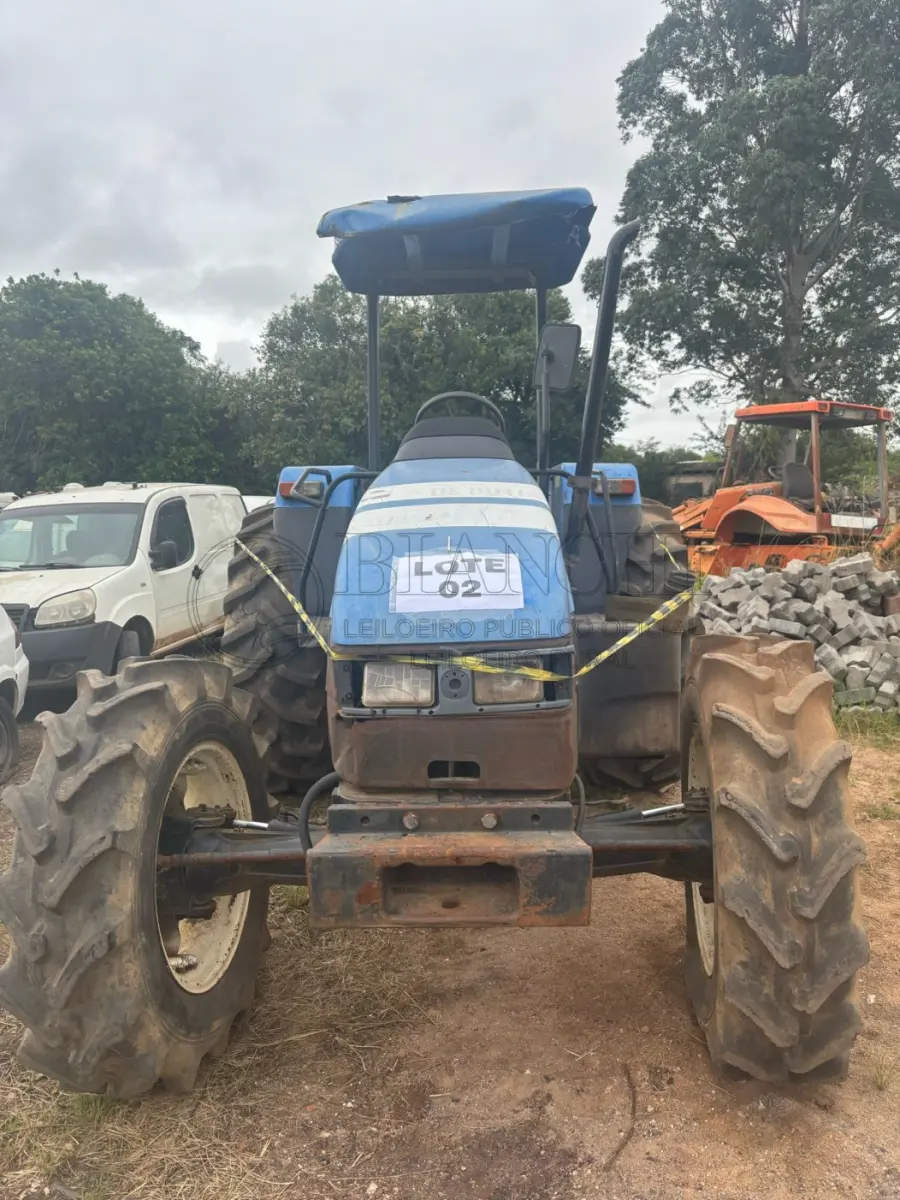 LOTE 002 - Trator de Rodas NEW HOLLAND – 2012/2012