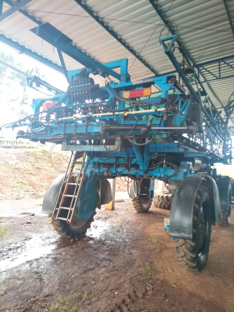 LOTE 010 - AUTOPROPELIDO MARCA MONTANA, ANO 2006, CAPACIDADE DO TANQUE 2600 LITROS, 27 METROS DE BARRA, TRAÇÃO 4X2