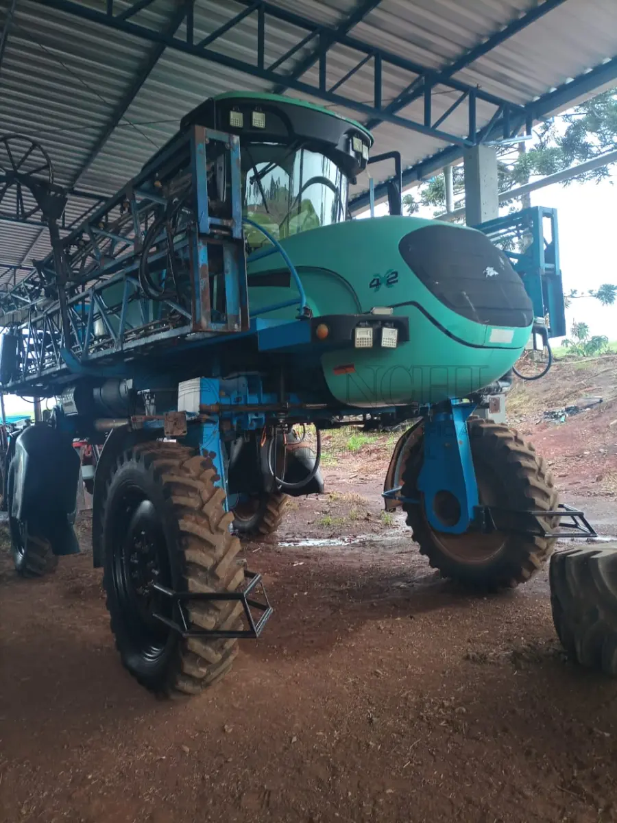 LOTE 010 - AUTOPROPELIDO MARCA MONTANA, ANO 2006, CAPACIDADE DO TANQUE 2600 LITROS, 27 METROS DE BARRA, TRAÇÃO 4X2
