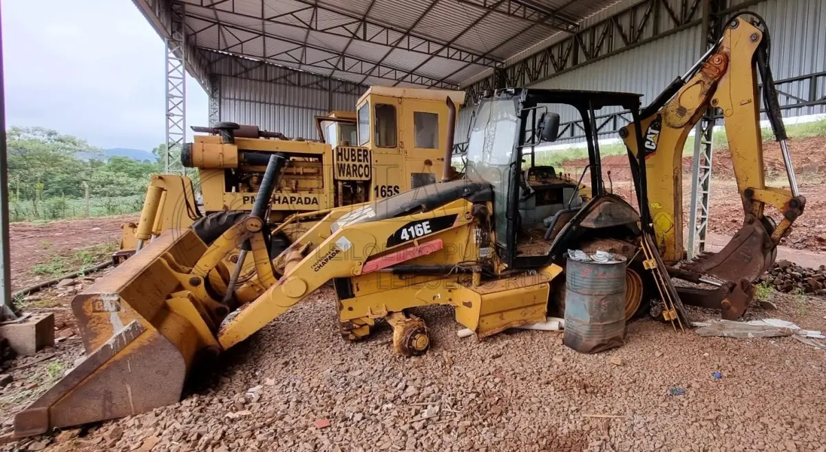 LOTE 004 - RETROESCAVADEIRA CATERPILLAR 2013