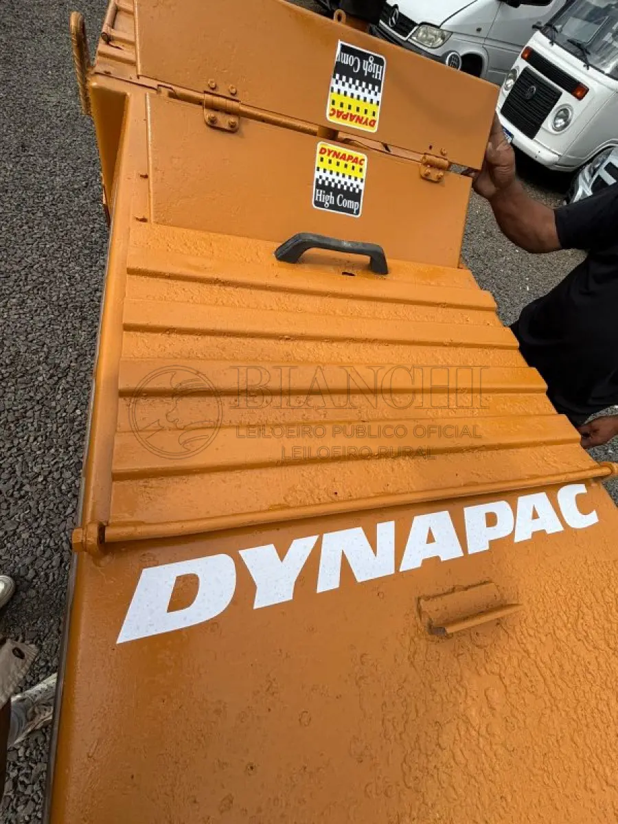 LOTE 005 - ROLO DYNAPAC CG11.