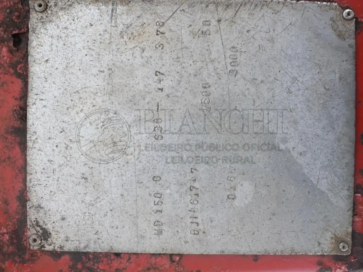 LOTE 008 - EMPILHADEIRA