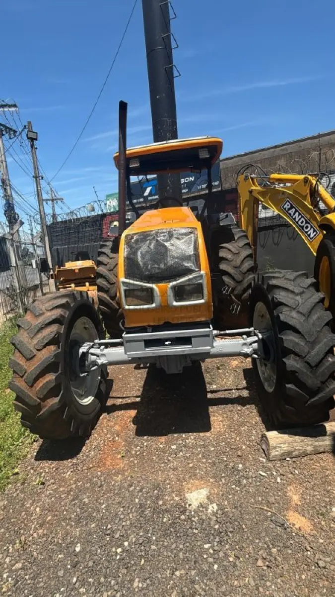 LOTE 004 - TRATOR VALTRA A 750 ANO 2014