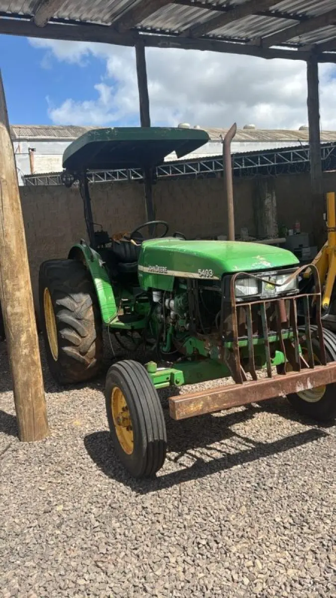 LOTE 002 - TRATOR JOHN DEERE 5403  ANO 2001.