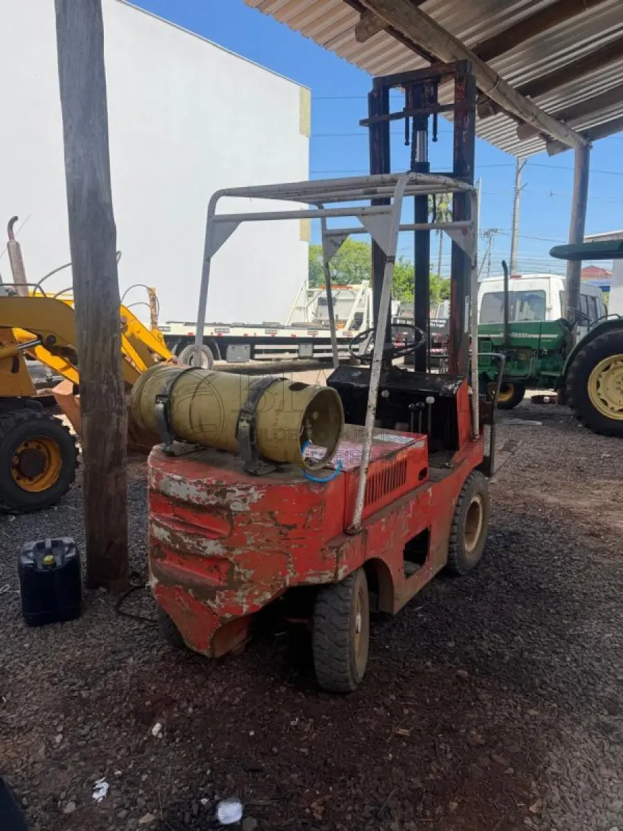 LOTE 008 - EMPILHADEIRA