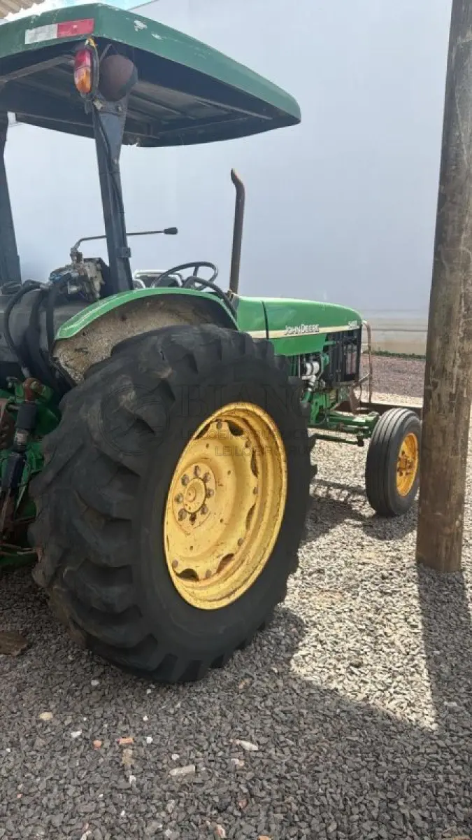 LOTE 002 - TRATOR JOHN DEERE 5403  ANO 2001.