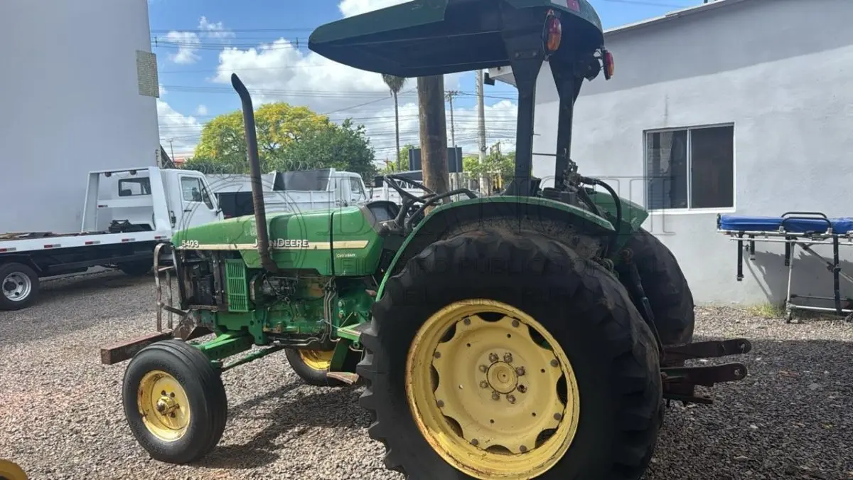LOTE 002 - TRATOR JOHN DEERE 5403  ANO 2001.