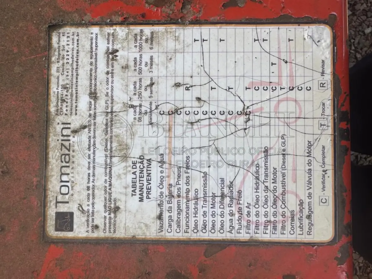 LOTE 008 - EMPILHADEIRA