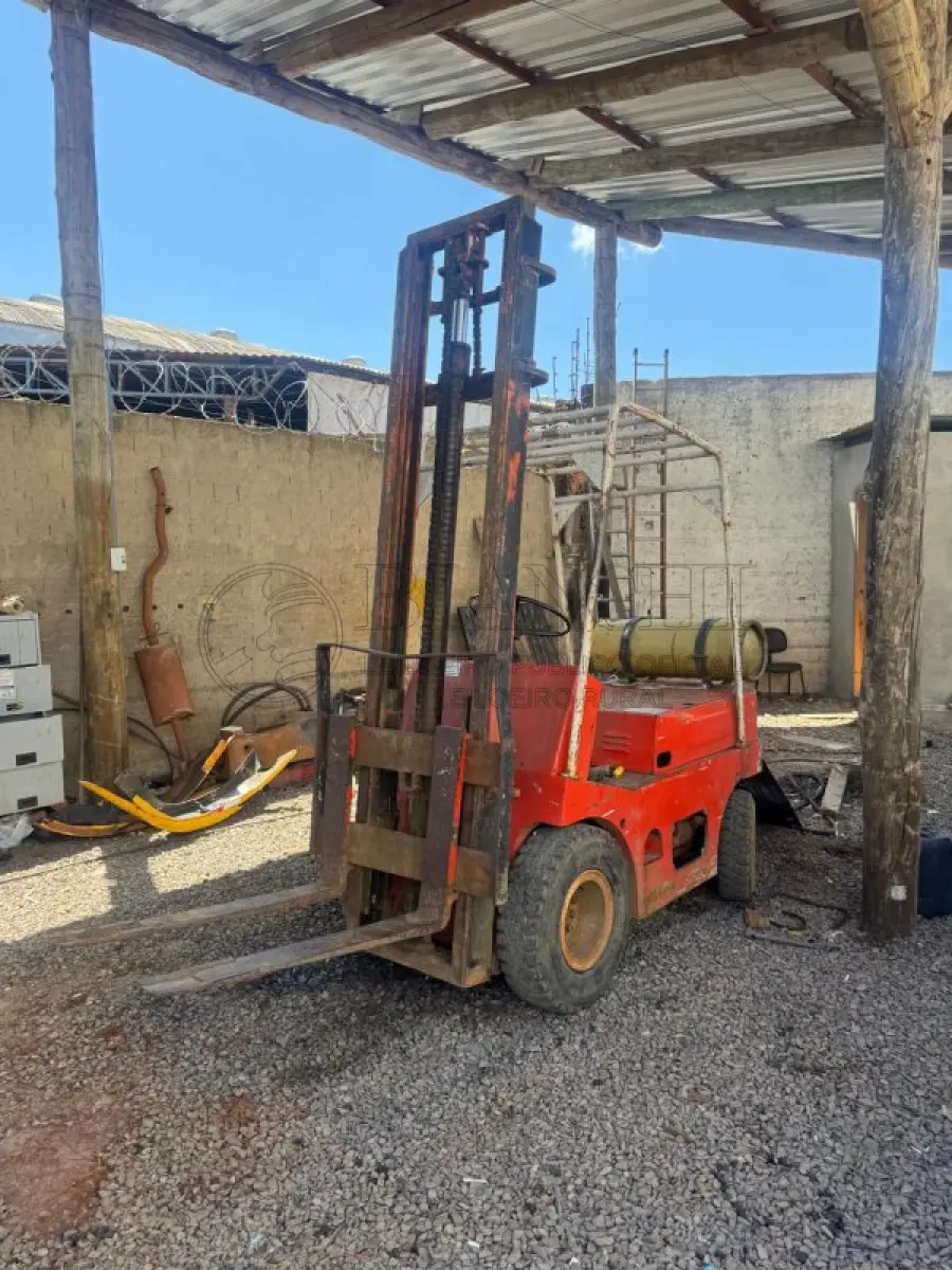 LOTE 008 - EMPILHADEIRA