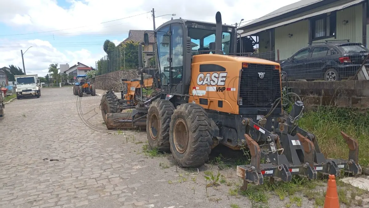 LOTE 004 - MOTONIVELADORA CASE